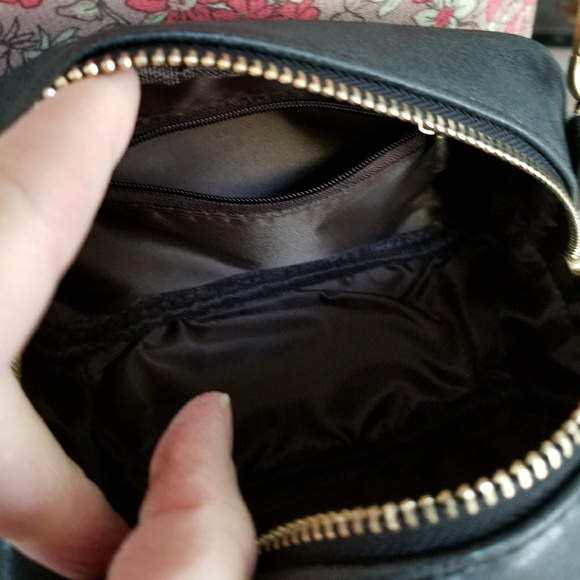 $8 ⭐️ Small Zipper Black Crossbody - Picture 6 of 8